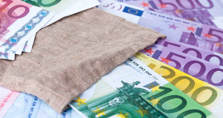 Euro-Scheine liegen aufgefächert vor einem Geldbeutel